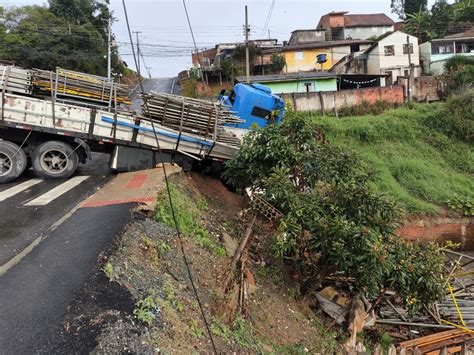 Caminh O Cai Em Barranco Ap S Motorista Perder Controle Da Dire O Em