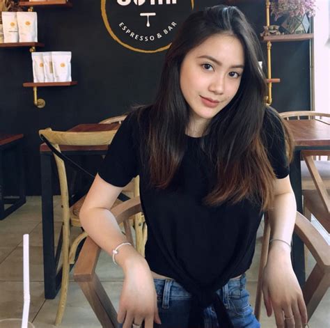 Hot girl gốc Việt tài năng đẹp rạng ngời trong lễ tốt nghiệp tại Anh Báo Dân trí