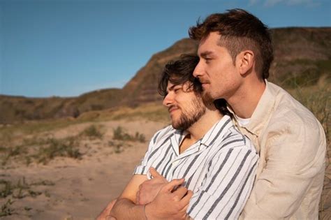 Coup Moyen Couple Gay à La Plage Photo Gratuite