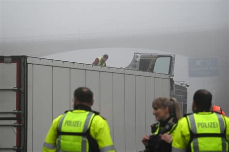 Lkw Unfall Verkehrschaos Auf Der A Bei L Denscheid