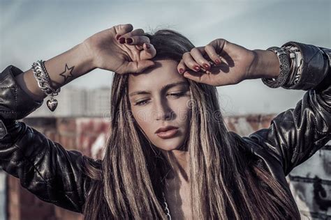 Portrait De Mode De Charme De Belle Jeune Femme Blonde En Fourrure Image Stock Image Du