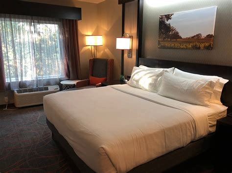 HOLIDAY INN WINDSOR - WINE COUNTRY, AN IHG HOTEL $135 ($̶1̶5̶9̶ ...