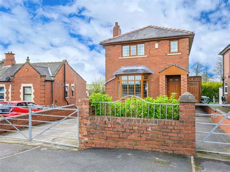 Bed Detached House For Sale In Woodlands Royston Hill East Ardsley