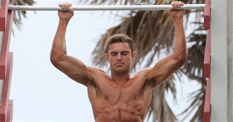 Zac Efron Dévoile Son Impressionnante Musculature Lors Dune Scène