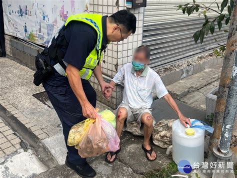 老翁自摔跌坐路旁 暖心警平安送返家