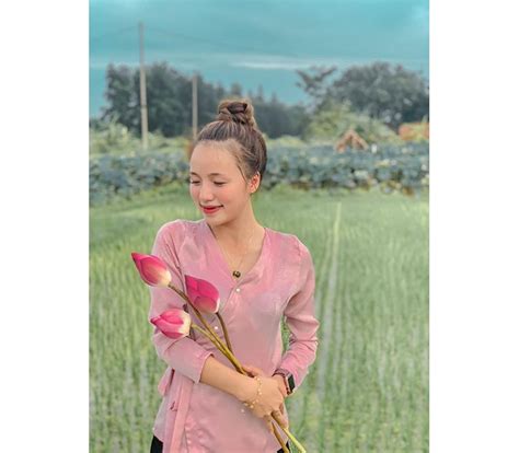 Hot girl X có gương mặt trong sáng nhìn xuống body phổng phao hẳn ai cũng mắt tròn mắt dẹt