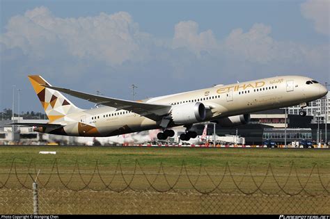 A Bln Etihad Airways Boeing Dreamliner Photo By Wanping Chen