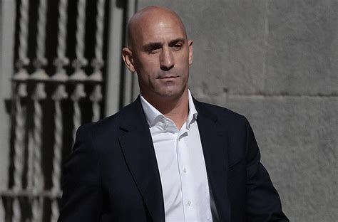 Luis Rubiales embarqué à sa descente d avion pour répondre à la police