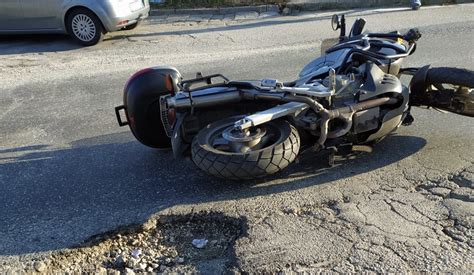 Caserta Ultim Ora Motociclista Cade In Una Buca Sfiorata La Tragedia