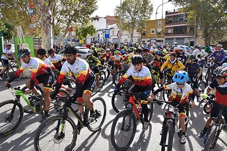 M S De Un Centenar De Personas Pedalean En El D A De La Bicicleta