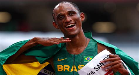 Alison dos Santos é eleito o melhor do atletismo de 2021 pelo COB