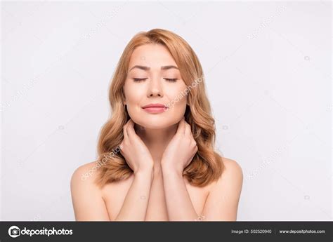 Photo Portrait Woman With Naked Shoulders Enjoying Salon Procedures