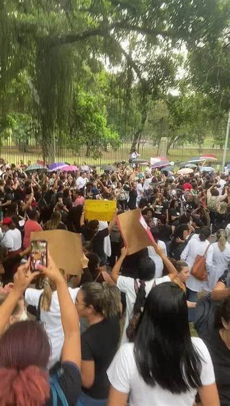 Enfermeiros e técnicos de enfermagem fazem protesto na porta de