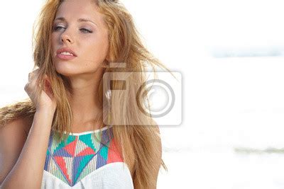 Piękny model bikini stwarzających na tle zachodzącego słońca Fototapeta Fototapety ocean fala