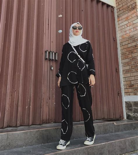 Ide Mix And Match Outfit Serba Hitam Ala Fitri Hasiani