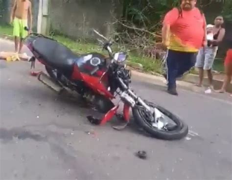 Motociclista morre após colidir frontalmente contra caminhão em