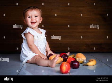 Enfant Mangeant Des Fruits Banque De Photographies Et Dimages à Haute