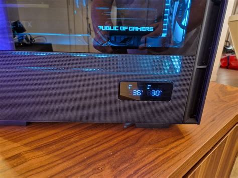 CES 2023 DeepCool CH560 un boitier avec un écran de monitoring