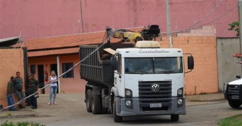 G1 Caminhão Derruba Poste E Fiação Fica Em Cima Do Veículo Em