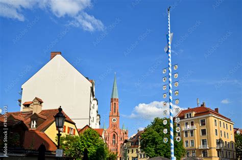 M Nchen Haidhausen Wiener Platz Mit Maibaum Bayern Stock Foto Adobe