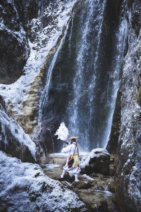 Hombre en traje shugendo tradicional japonés haciendo meditación en