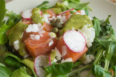 Ensalada De Salm N Marinado Con Aguacate Y Salsa De Eneldo