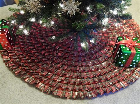Items similar to Traditional Ruffled Christmas Tree Skirt in Red and ...