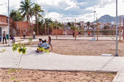 Prefeitura do Salgueiro inaugura praça esportiva no bairro do divino