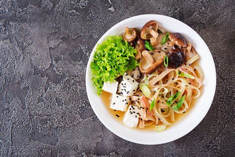 Sopa De Fideos Del Vegano Con El Queso Del Queso De Soja Setas De