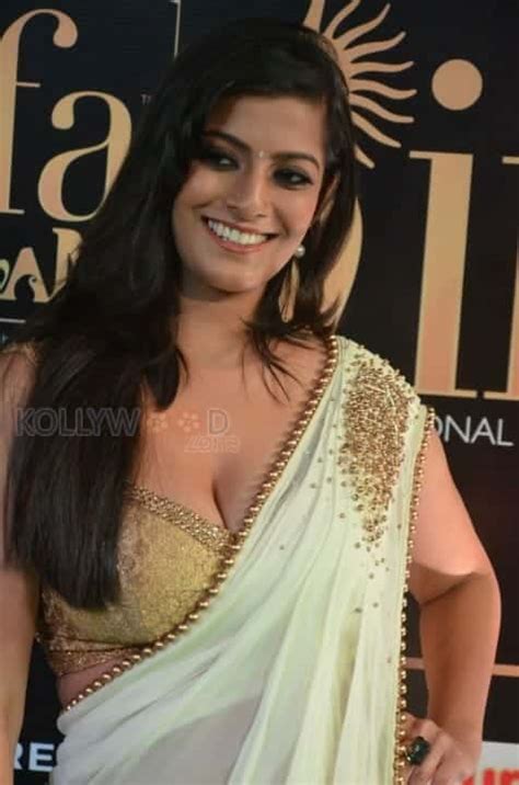 Varalakshmi Sarathkumar Hot At Iifa Awards Photos