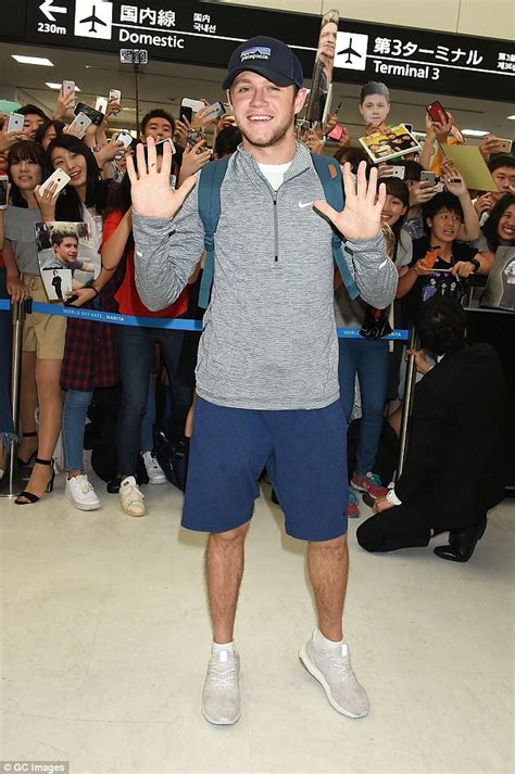 Niall Horan Is Swamped By Fans As He Arrives In Japan Daily Mail Online
