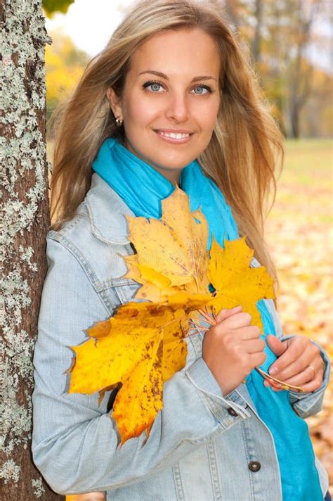 Mulher Nova Bonita Na Floresta Do Outono Foto De Stock Imagem De Cara Bonito 26259526