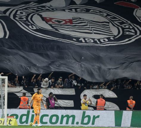 Corinthians entra ação na Justiça para usar hino Campeão dos