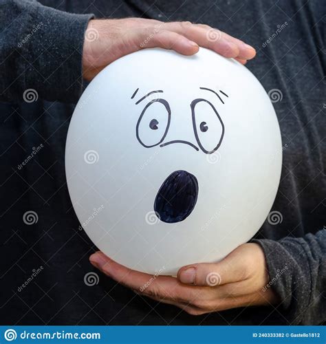 Hombre Sosteniendo Un Globo Con La Cara Dibujada Delante De él Balón