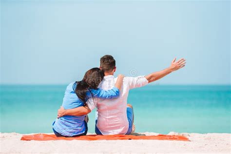 Jovem Casal Na Praia Branca Durante As F Rias De Ver O Fam Lia Feliz