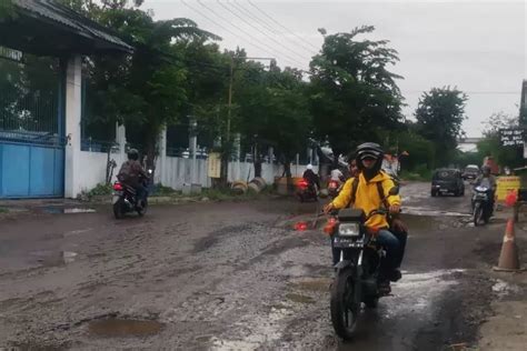 Puluhan Truk Dan Motor Terperosok Di Jalan Mayjen Sungkono Gresik