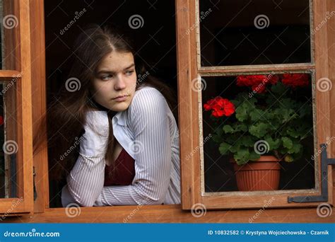 Muchacha En La Ventana Foto De Archivo Imagen De Blanco 10832582