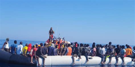 Un Barcone Con 600 Persone A Bordo Soccorso A 6 Miglia Dalla Sicilia