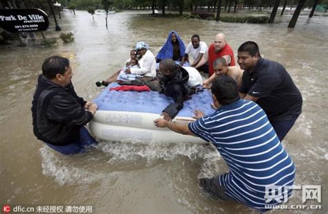 美國休斯敦遭遇暴雨襲擊引發洪水 居民區被淹沒 每日頭條