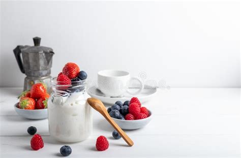 Iogurte Fruto Em Uma Tabela De Caf Da Manh Em Um Fundo Branco