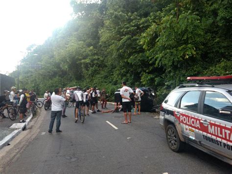 VEJA VÍDEO homem atropela duas mulheres tenta fugir e capota carro na