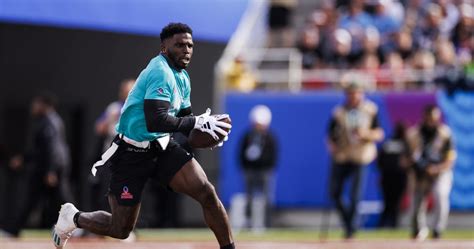 Video Dolphins Tyreek Hill Goes Undercover At His Youth Football Camp