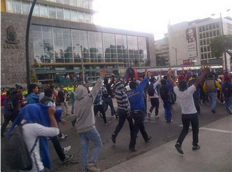 Estudiantes salen a las calles en Quito La República EC