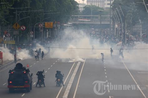 Demonstrasi Uu Cipta Kerja Berakhir Ricuh Foto 24 1861658