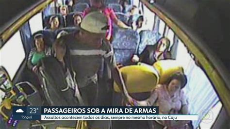 Assaltantes roubam passageiros de ônibus que saem do Centro em direção