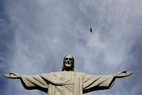 Cristo Redentor Ser Iluminado De Verde E Amarelo Para Homenagear Pel