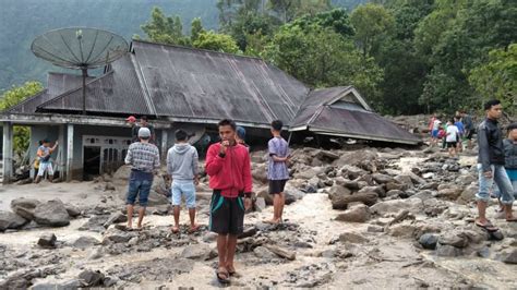 Foto Banjir Bandang Di Agam Diduga Karena Maraknya Pembalakan Liar