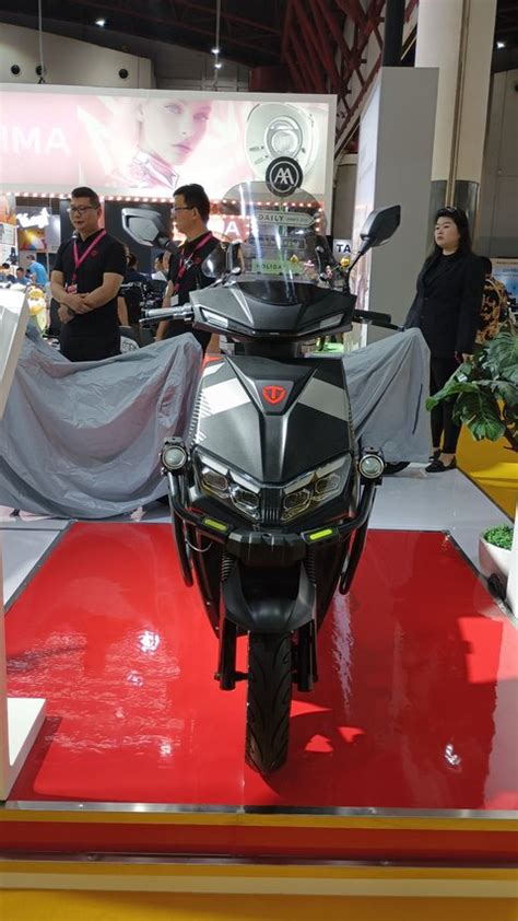 BMW Motorrad Indonesia Meluncurkan Kembali Motor Listrik Premium CE 04