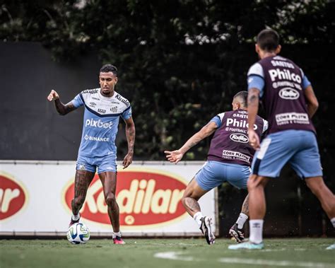 Rwan Seco Odair comanda treino técnico no CT Rei Pelé