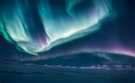 Una Vista Surrealista Y Et Rea De La Aurora Boreal Bailando A Trav S De